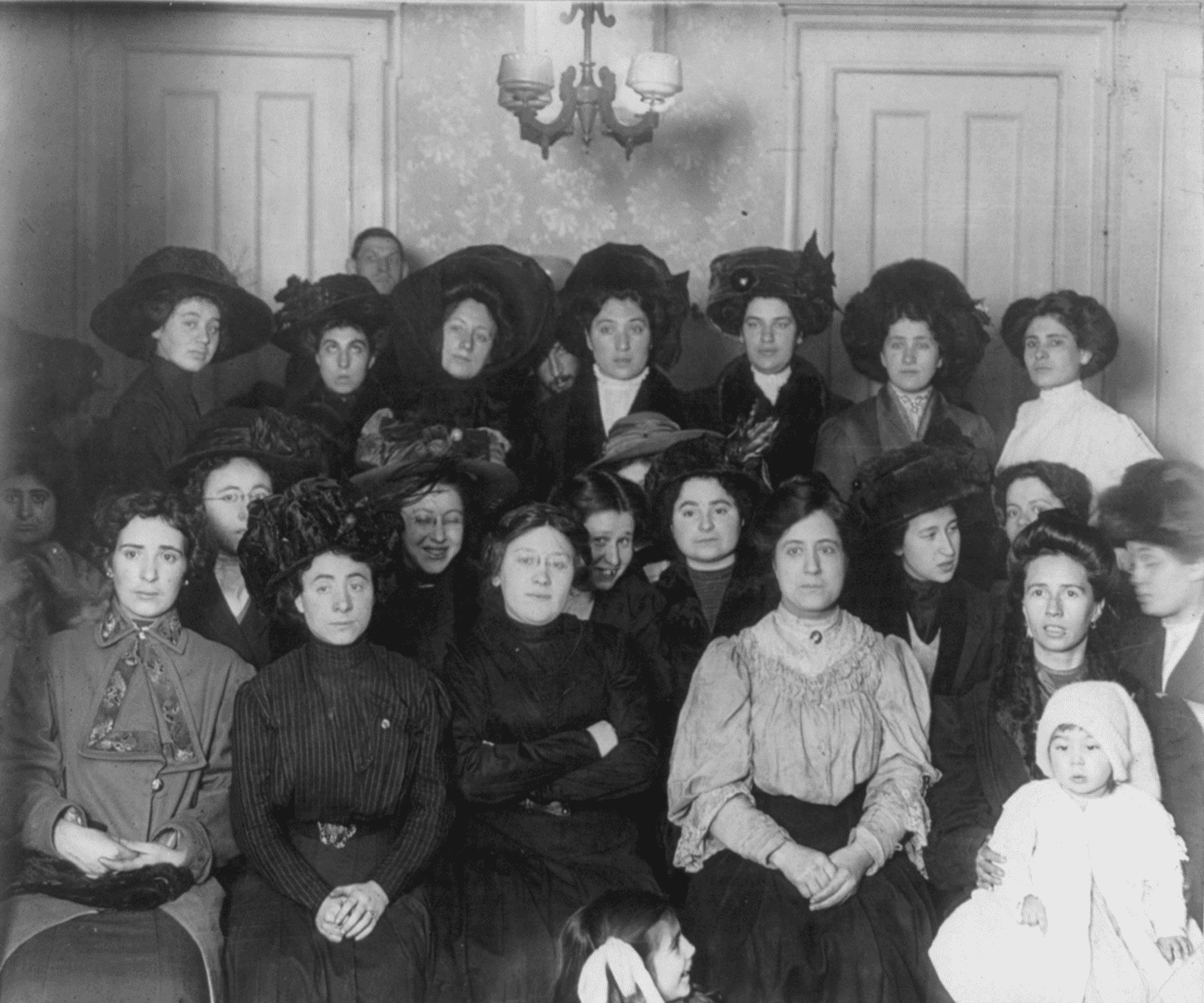 Groupe d’ouvrières du textile en grève réunies dans une salle, New York 1910