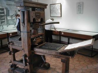 Reconstitution d’une presse de Gutenberg utilisée pour des ateliers d’impression avec caractères mobiles