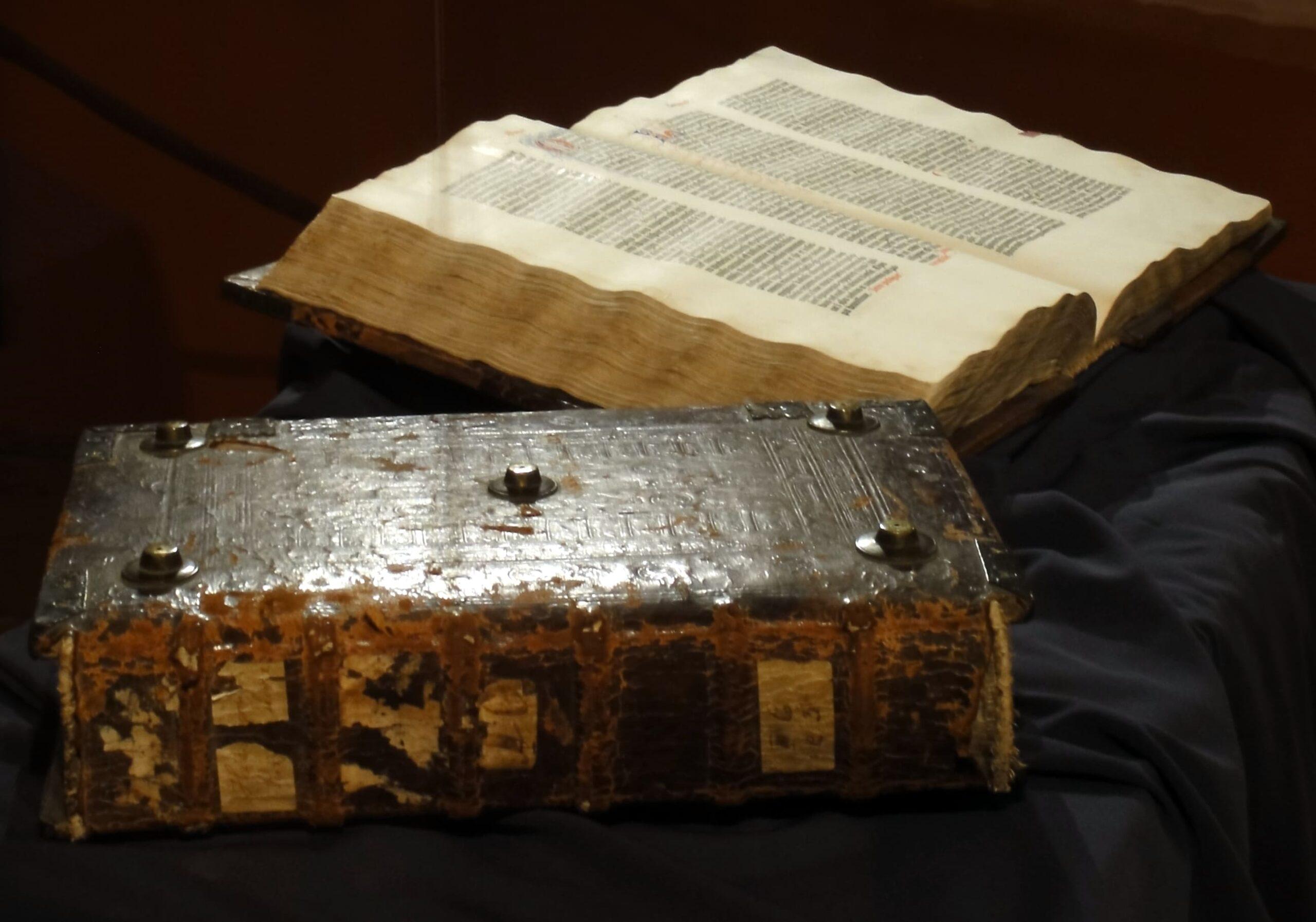 Page de la Bible de Gutenberg, premier livre imprimé avec des caractères mobiles au XVe siècle.
