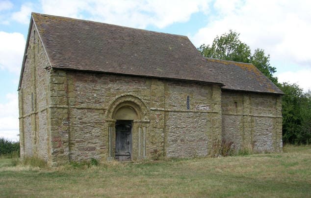 Petite église romane isolée en pierre dans la campagne