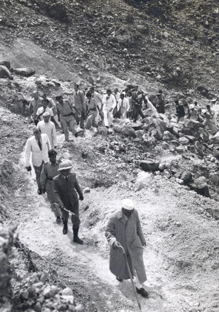 Jawaharlal Nehru marchant en montagne en 1950