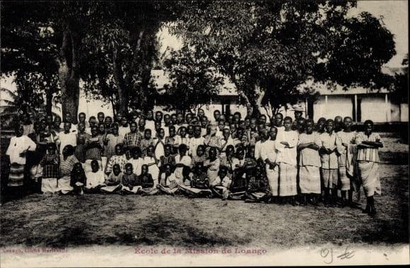 Groupe d’enfants devant l’école de la mission catholique de Loango vers 1910