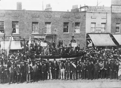Procession de dockers grévistes sur East India Dock Road (1889)