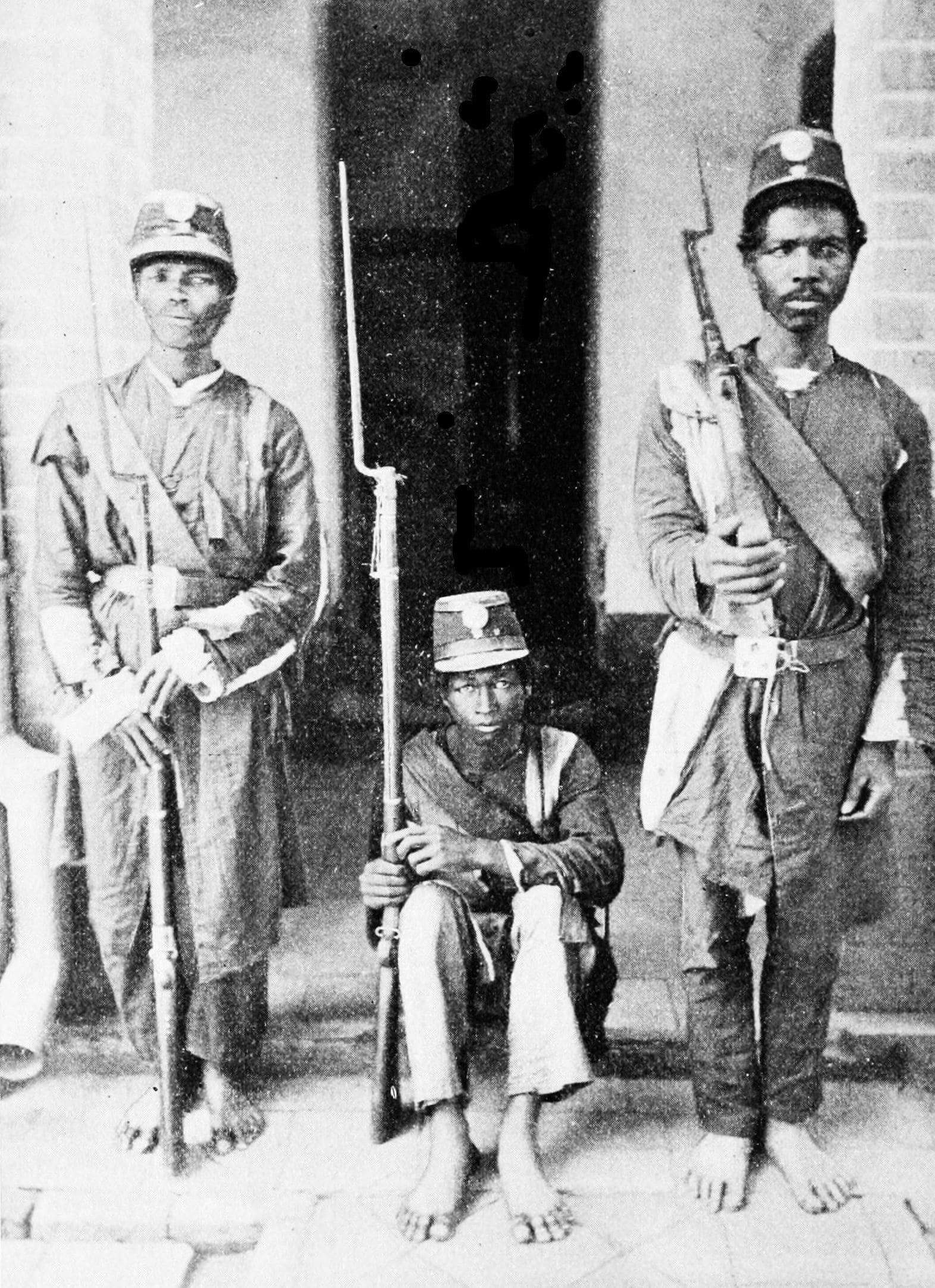 Soldats malgaches en 1895 durant la conquête de Madagascar