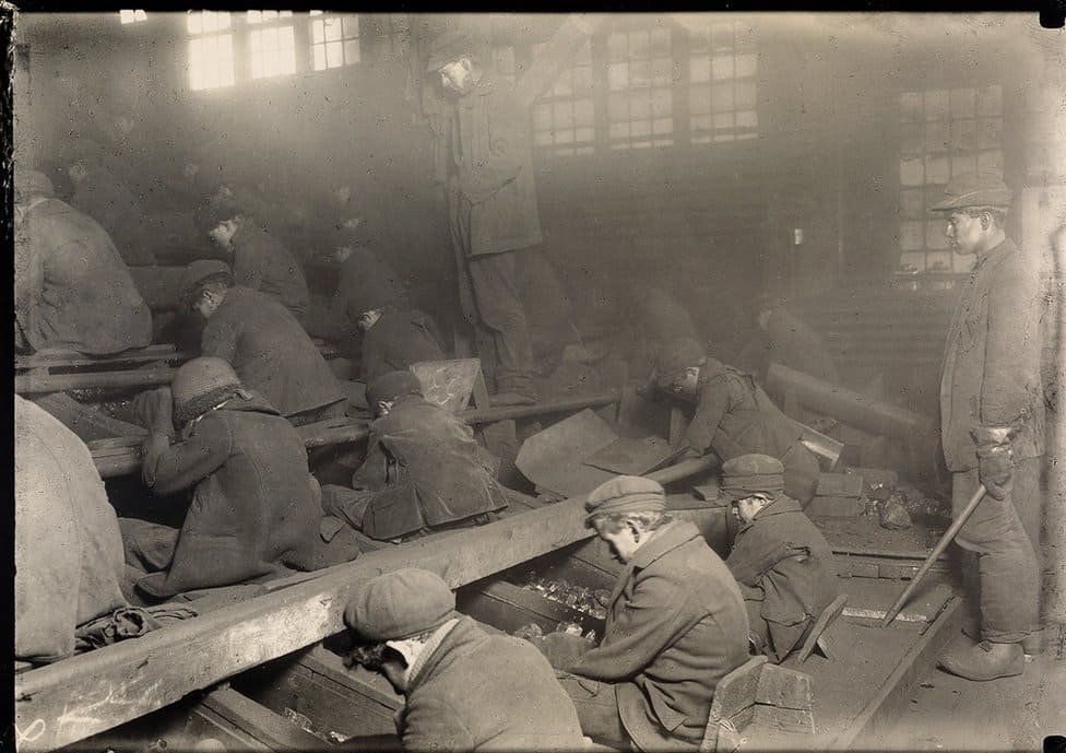 Jeunes breaker boys, dont le plus jeune nommé Sam Beloma, travaillant dans une mine en 1911