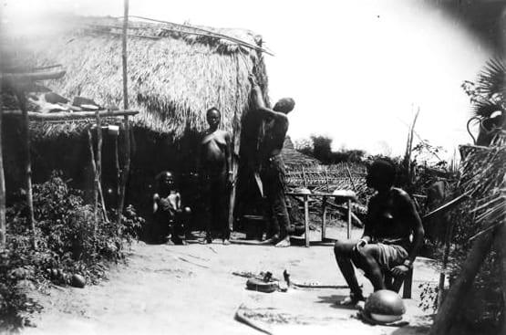 Travailleurs Sara et familles sur le chantier du chemin de fer Congo-Océan