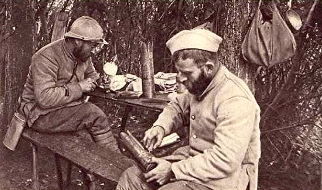 Soldats français réalisant des objets artisanaux dans les tranchées pendant la Première Guerre mondiale