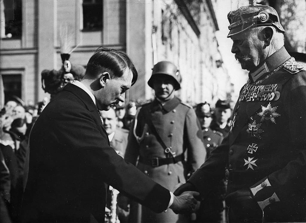 Hitler et le nazisme, poignée de main avec Hindenburg au Potsdam