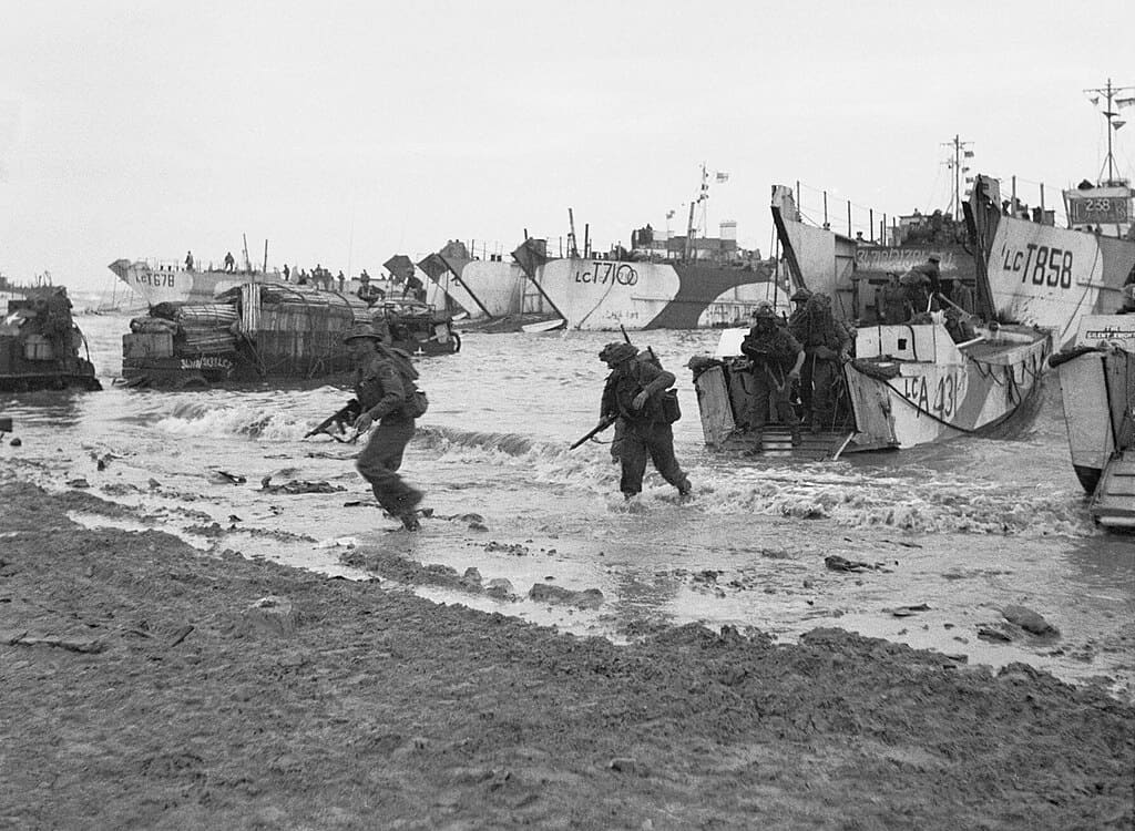 Débarquement 1944 : soldats britanniques quittent une barge LCT vers Sword sous le feu