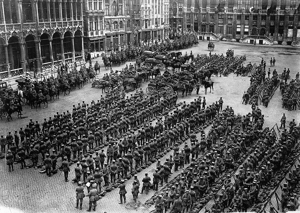Troupes allemandes sur la Grand-Place de Bruxelles en août 1914, invasion de la Belgique