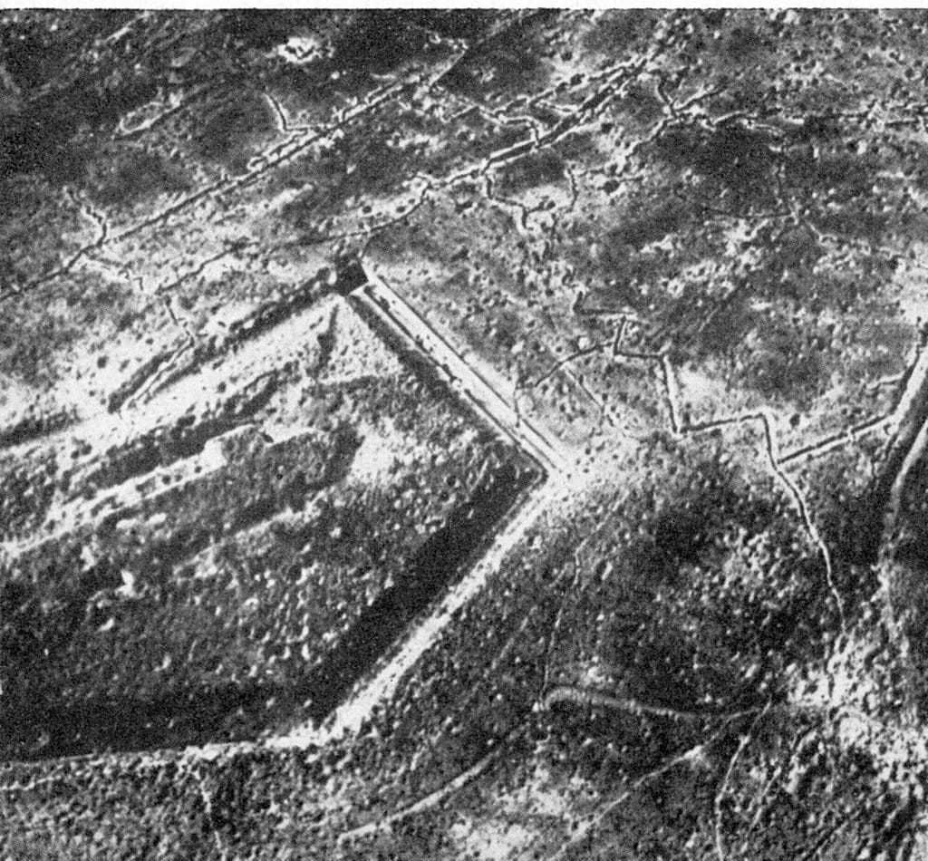 Vue aérienne du fort de Douaumont en ruines après les bombardements de 1916