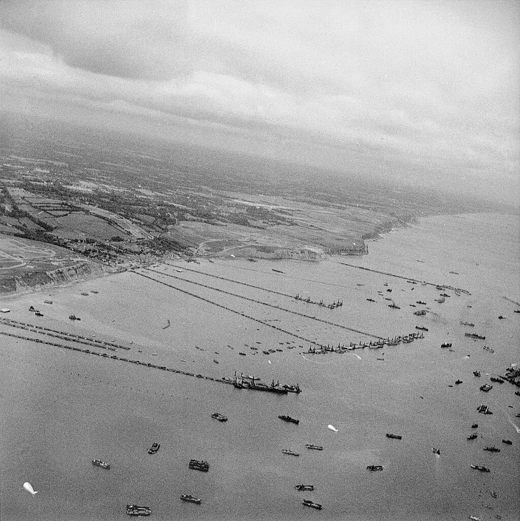 Débarquement 1944 : port artificiel Mulberry d’Arromanches vu du ciel en septembre 1944