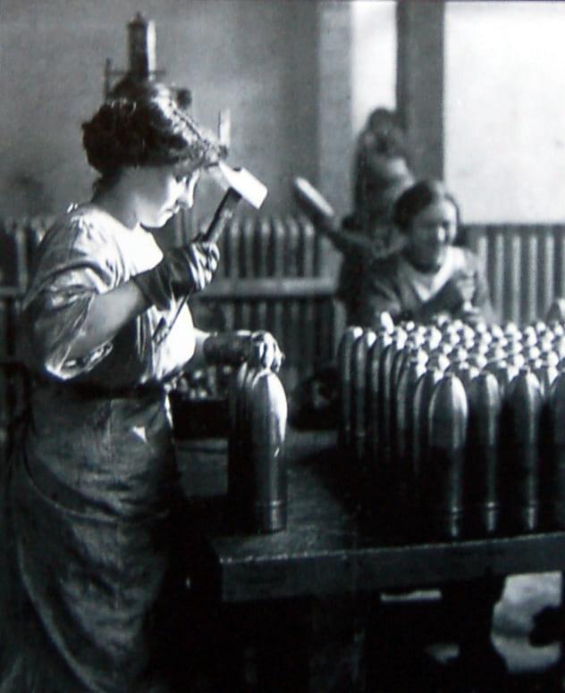 Femme fabriquant des obus dans une usine française en 1917