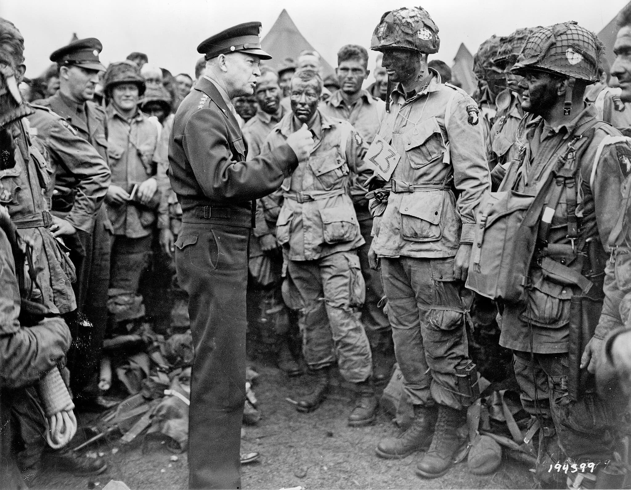 Débarquement 1944 : Eisenhower galvanise les parachutistes de la 101e avant décollage