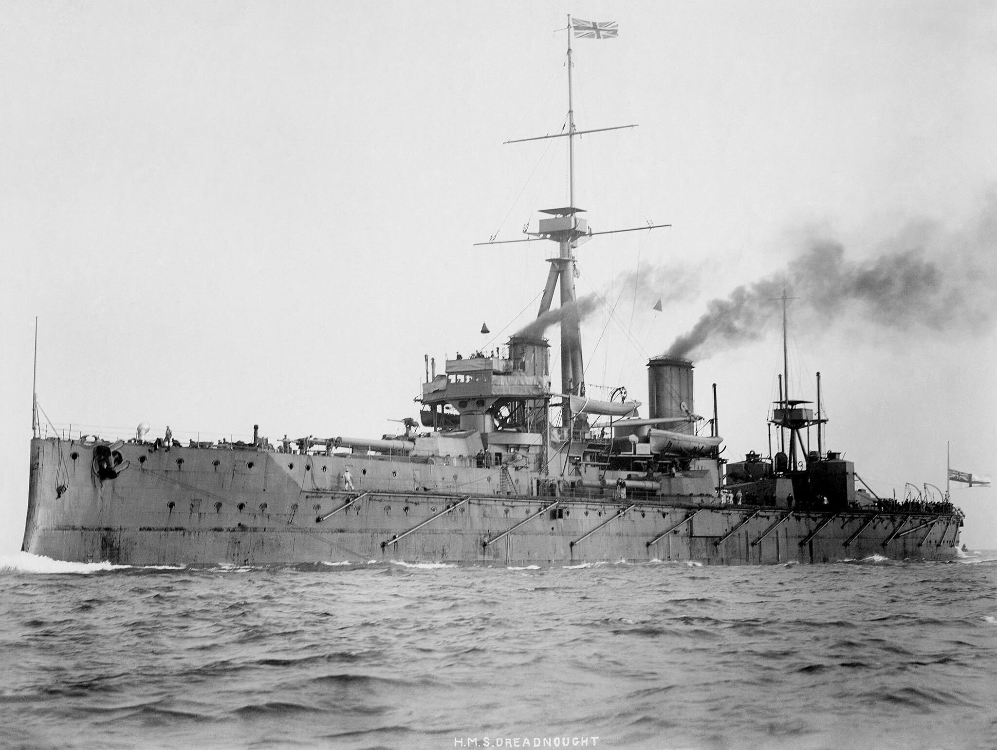 Cuirassé HMS Dreadnought en 1906, symbole de la course navale anglo-allemande