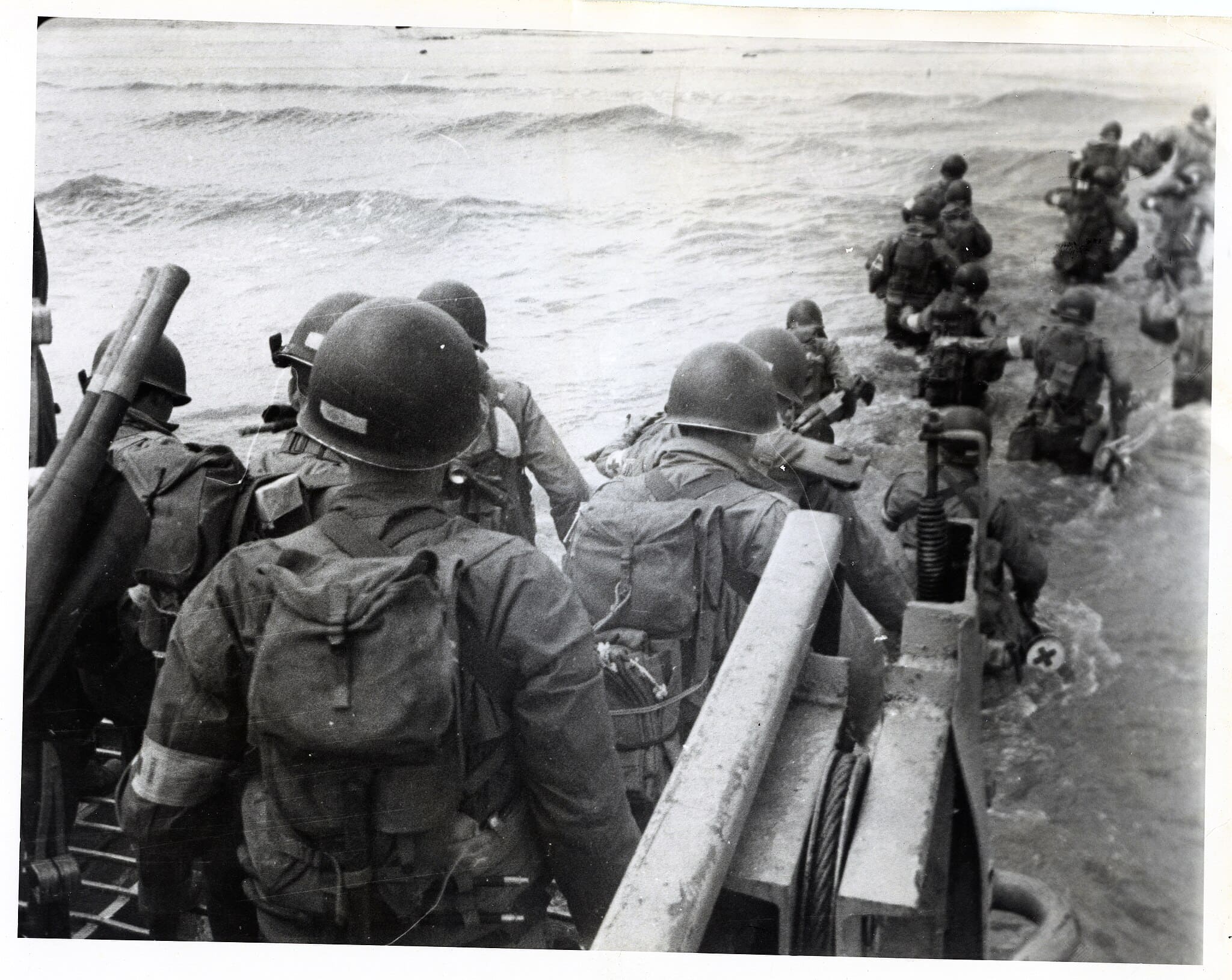 Débarquement 1944 : troupes américaines pataugent à Omaha depuis LCVP à l’aube
