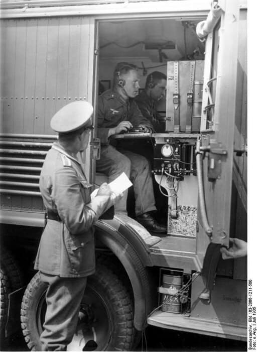 Blitzkrieg : station radio mobile coordonnant les unités blindées