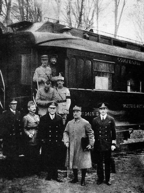Le maréchal Foch devant le wagon de l’Armistice à Rethondes, 11 novembre 1918
