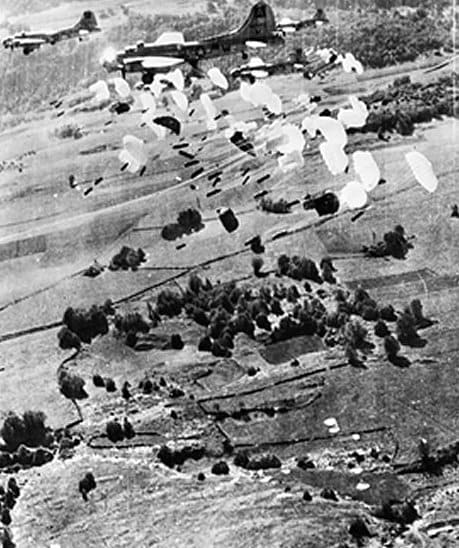 B-17 larguant des conteneurs vers les maquis du Vercors en 1944