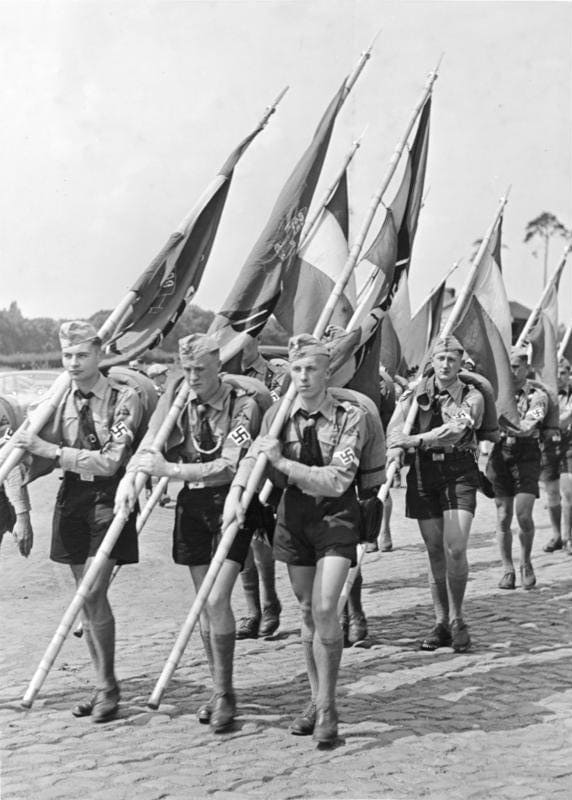 Hitler et le nazisme, Jeunesses hitlériennes en marche avec drapeaux