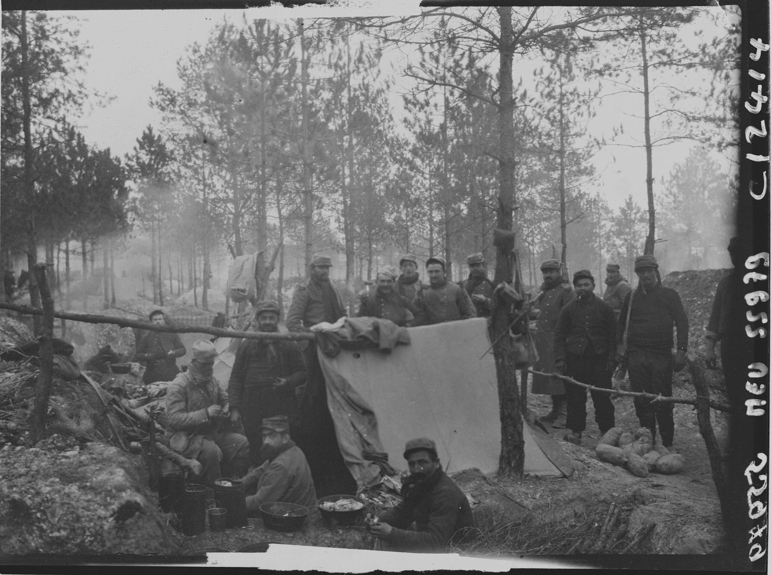 Distribution de soupe aux soldats français dans les bois d’Argonne, 1915