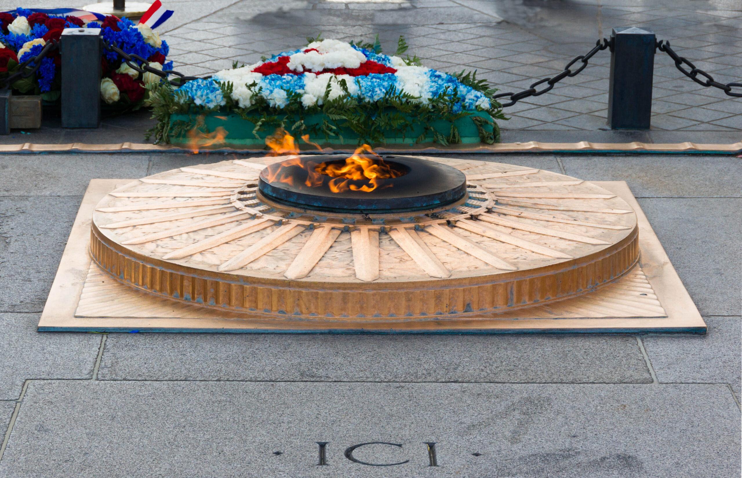 Flamme ravivée sur la tombe du Soldat inconnu sous l’Arc de Triomphe, Paris