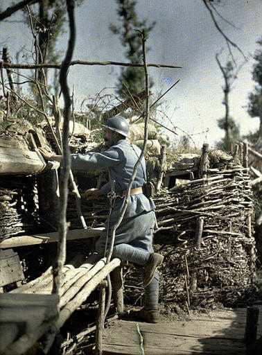 Soldat français observant depuis une tranchée à Hirtzbach en 1917